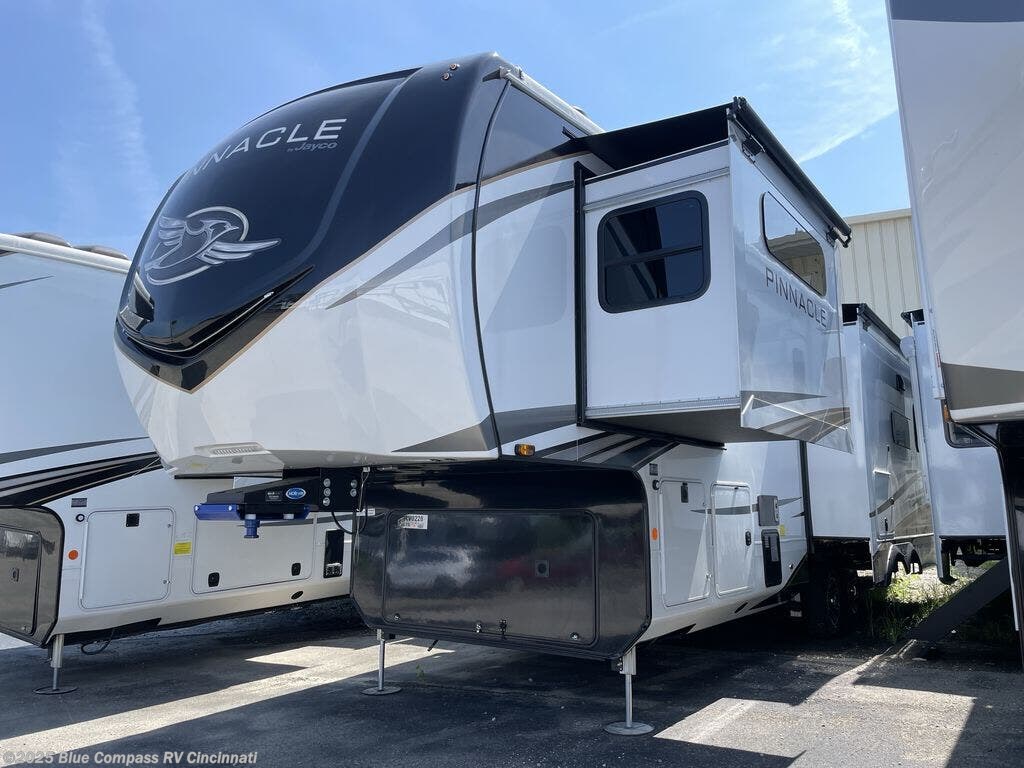 New 2025 Jayco Pinnacle 32RLTS available in Cincinnati, Ohio